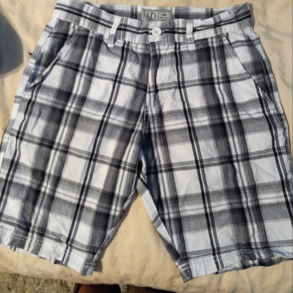 Mens Size 30 black and white plaid print shorts.